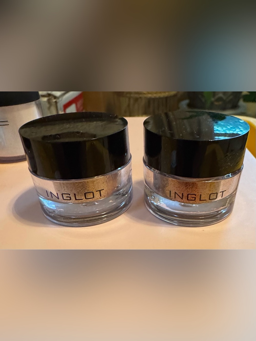 9-MAC Cosmetics Loose Powder Pigments - Black Caps with Pink Cream Pigment - Picture 7 of 9